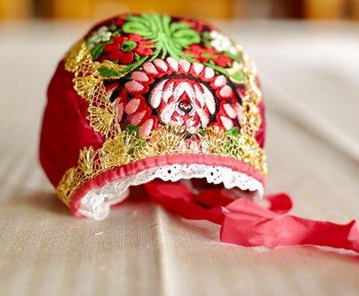 Brodert bunadslue med bånd. Foto.