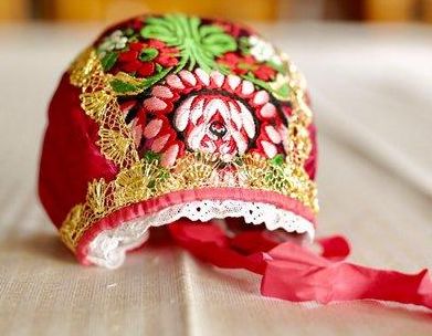 Brodert bunadslue med bånd. Foto.