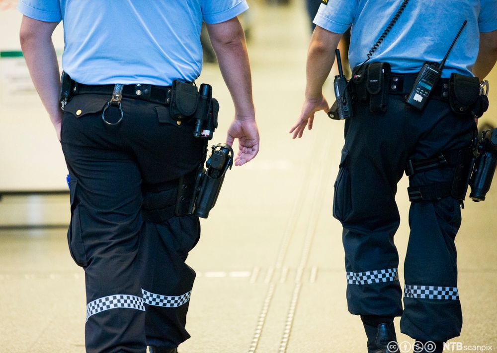 Politi ute å patruljerer. Foto.