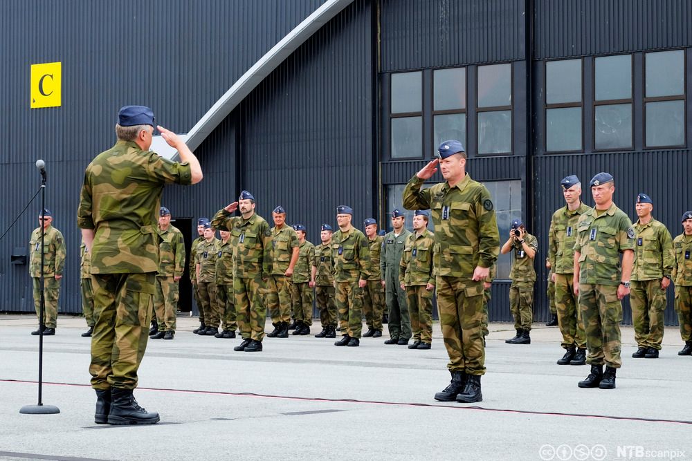Generalinspektøren for Luftforsvaret hilser. Foto.
