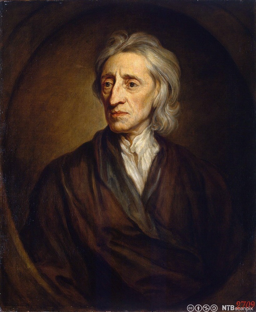John Locke har grått hår som faller ned mot skulderen, mørk jakke og hvit skjorte med krage som er åpen i halsen. Maleri. 