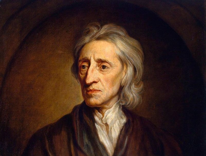 John Locke har grått hår som faller ned mot skulderen, mørk jakke og hvit skjorte med krage som er åpen i halsen. Maleri.