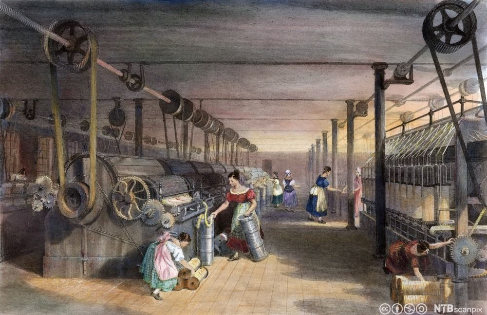 Kjolekledde kvinner og ei jente arbeider i en stor, ganske lys fabrikkhall i England i 1834. Trykk. 