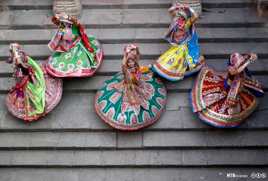 Kvinner som danser med fargerike festdrakter. Fugleperspektiv. Foto.