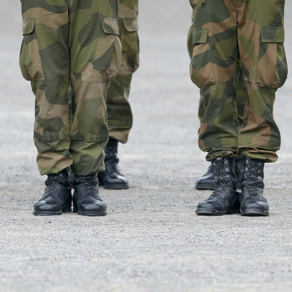 Foto av fire soldater der bare beina er vist.
