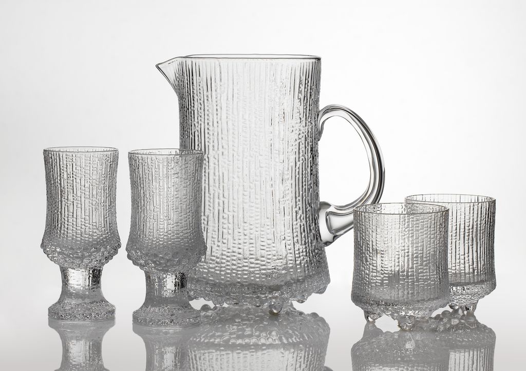 Mugge og fire vinglass i presset glass. Foto.