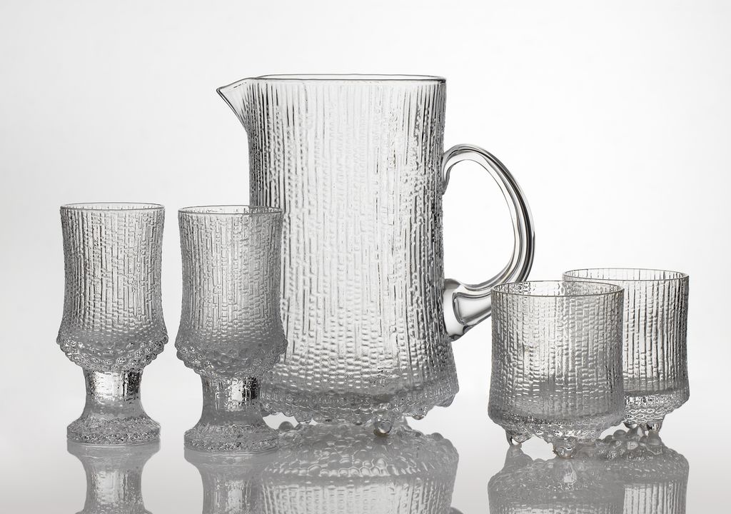 Mugge og fire vinglass i presset glass. Foto.