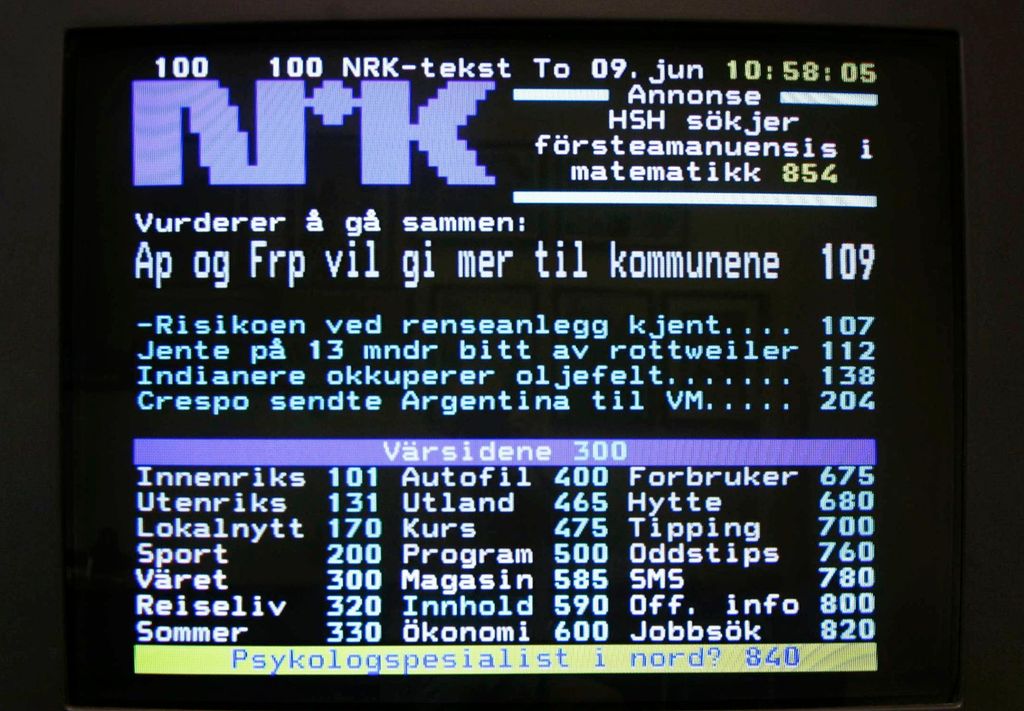 Gammel fjernsynsskjerm som viser nyheter og annet innhold i tekst-versjon. Foto.