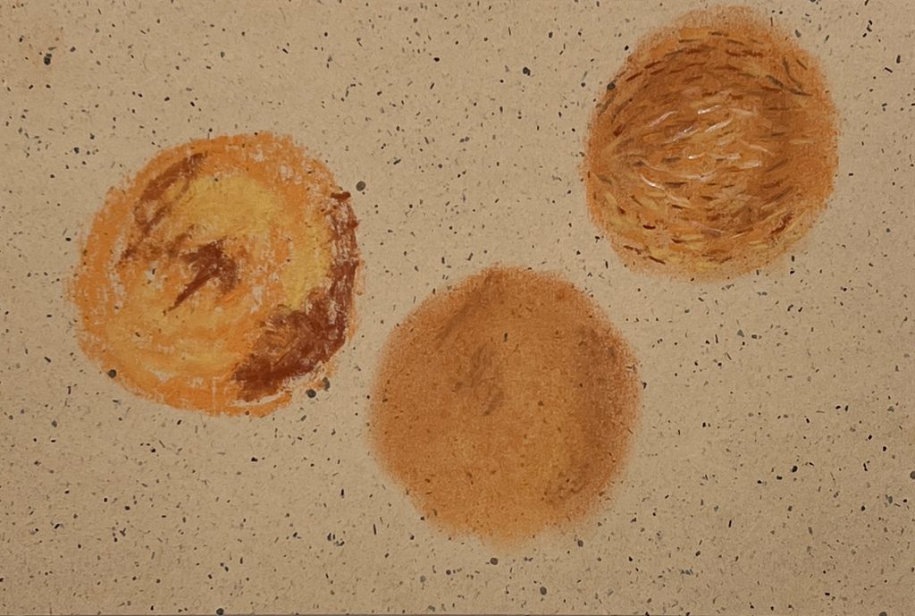 Tre sirkler i varme fargetoner tegnet med pastellkritt. Illustrasjon.