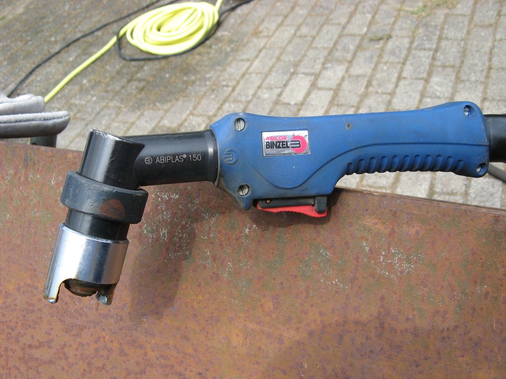 Håndtak med trykknapp til et skjæreverktøy for metall. Foto.