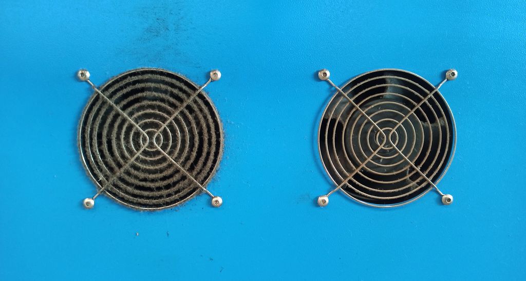 To sirkulære gitter festa på ei metallplate. På gitteret til venstre har det festa seg mye støv, på gitteret til høyre er det så å si ikke noe støv. Foto.