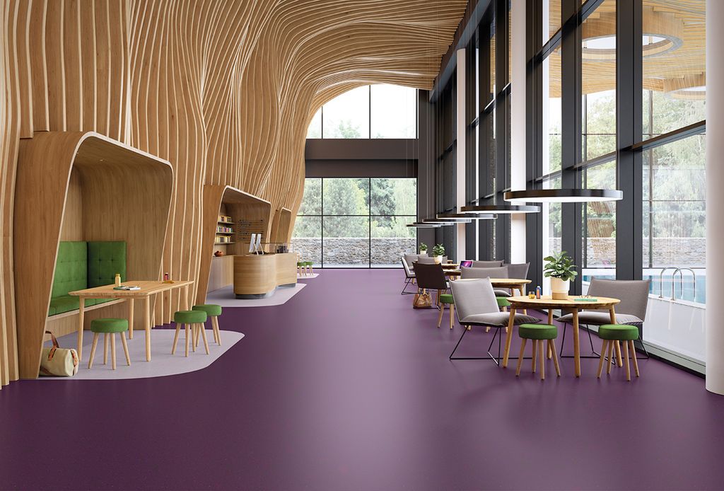 Moderne interiør med sittegrupper på lilla vinylbelegg. Foto.