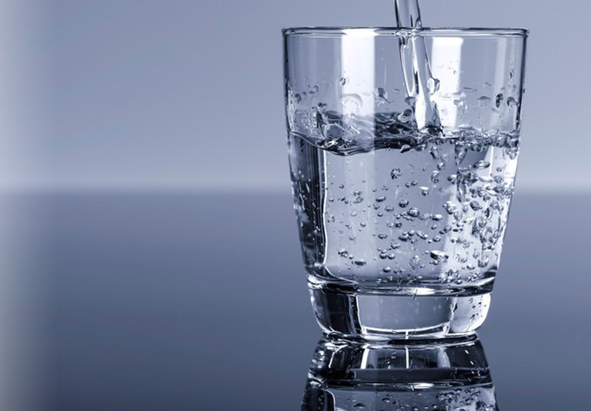 Vann helles i glass. Foto.