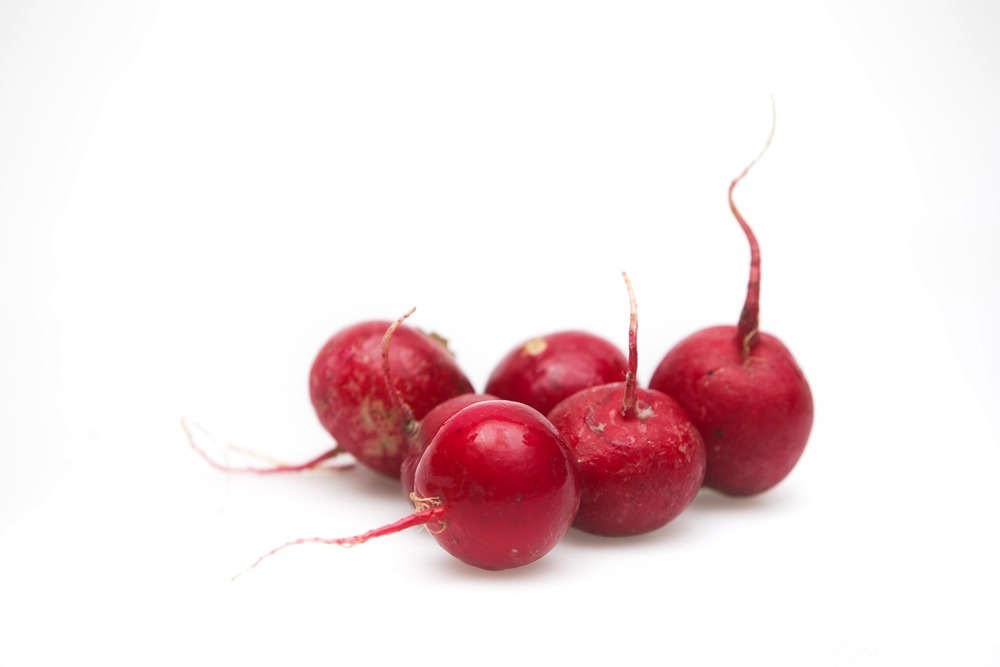 En liten haug runde, røde reddik. Foto.