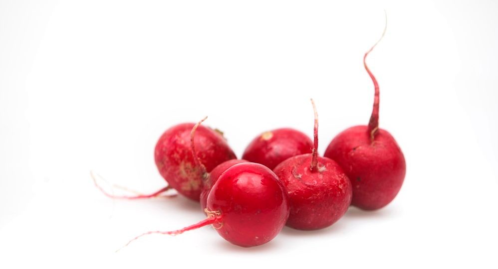 Ein liten haug runde, raude reddik. Foto.