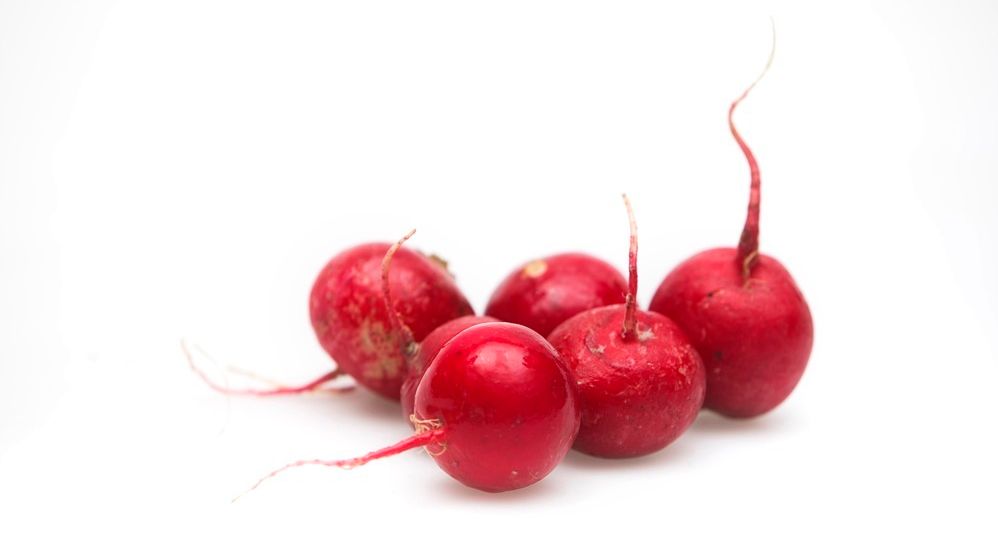 En liten haug runde, røde reddik. Foto.