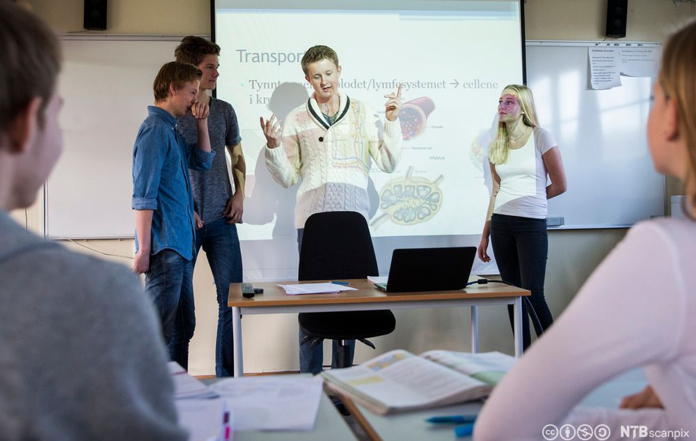 Elever presenterer gruppearbeid i klassserom. Foto.