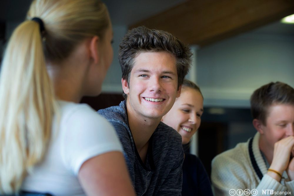 Fire ungdommer snakker sammen. Foto.