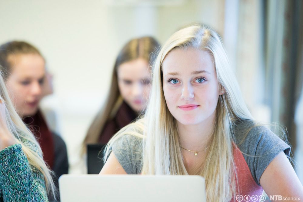 Elev med datamaskin  i klasserom. Foto. 