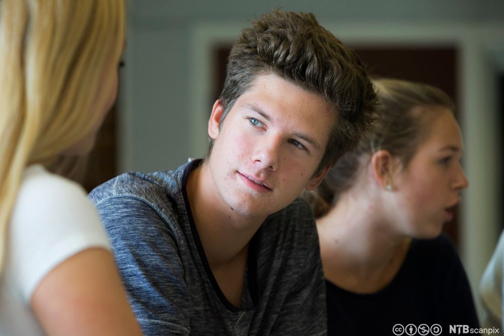 Elevar snakkar saman. Foto.