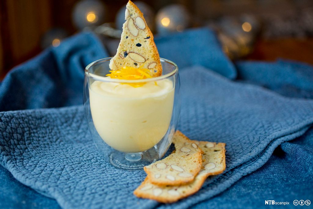 Sitronfromasj i dessertglass, servert med sitronskall og kjeks. Foto.