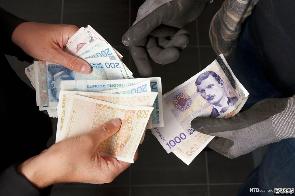 Svart arbeid. Kvinner betaler kontant til håndverker. Illustrasjonsfoto.