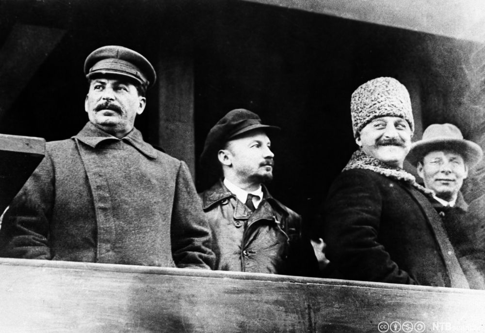 Josef Stalin, Nikolai Bukharin og to andre fotografert utendørs i halvfigur. Foto. 