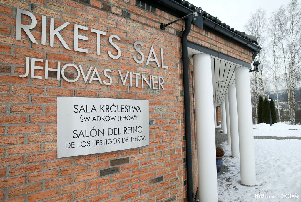 Murfasade med skilt som sier "Rikets sal". Foto.