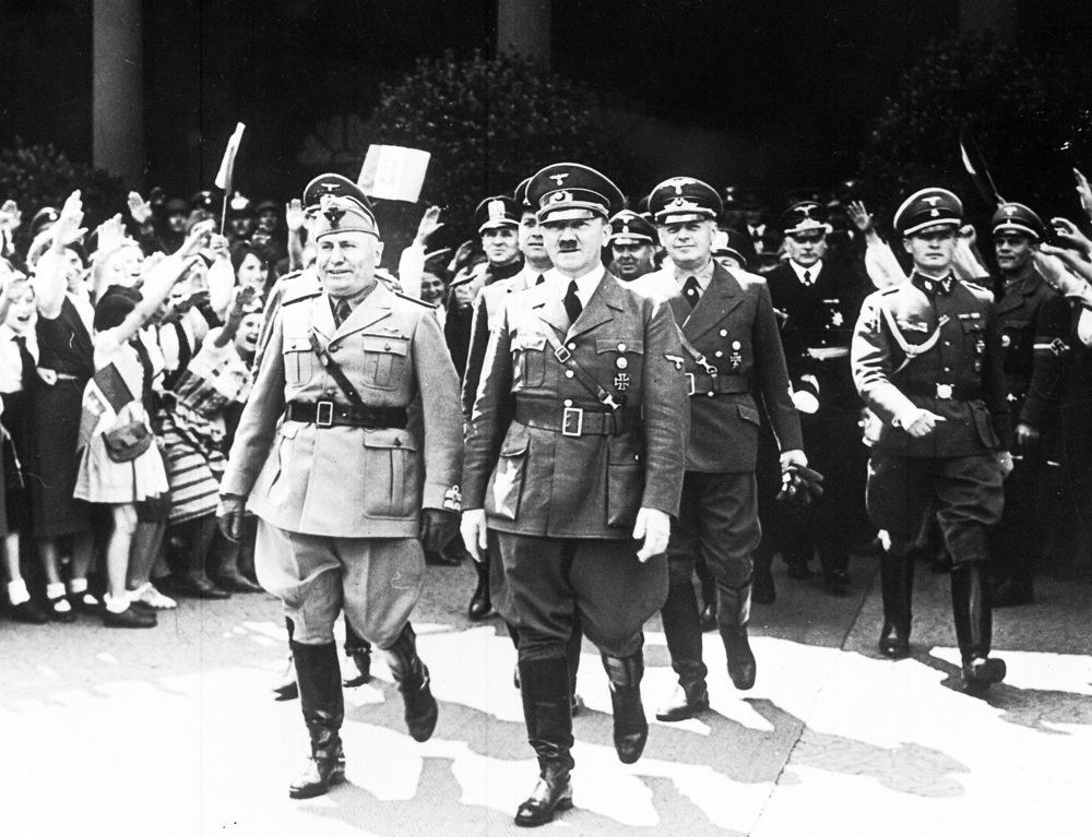 Benito Mussolini og Adolf Hitler passerer barn som gir nazi-hilsen i Berlin, 2. juli 1940. Foto. 