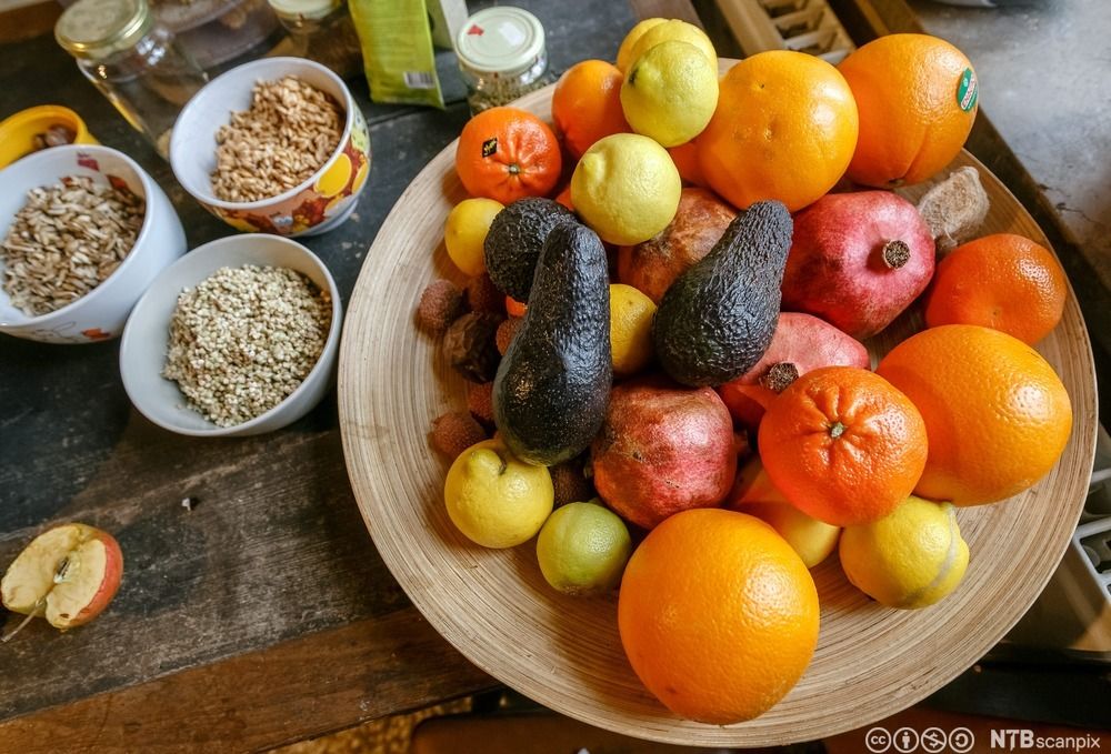 En bolle med tropisk frukt. Foto.