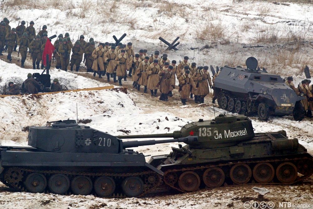 Russiske soldatar og tanks stilt opp for å visa Hitlers nederlag ved Moskva i 1944. Foto.