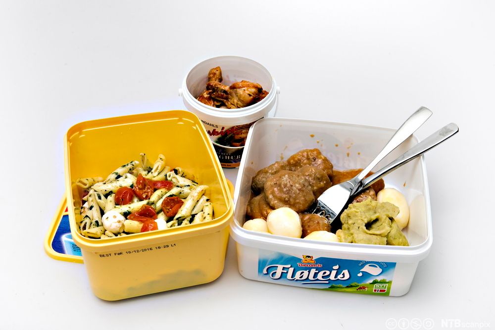 To isbokser og ei lita yoghurt-bøtte som er brukt til å oppbevare matrester i. Foto.