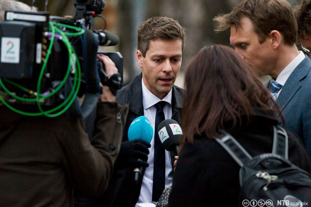KrF-leder Knut Arild Hareide omgitt av pressefolk. Fotografi.