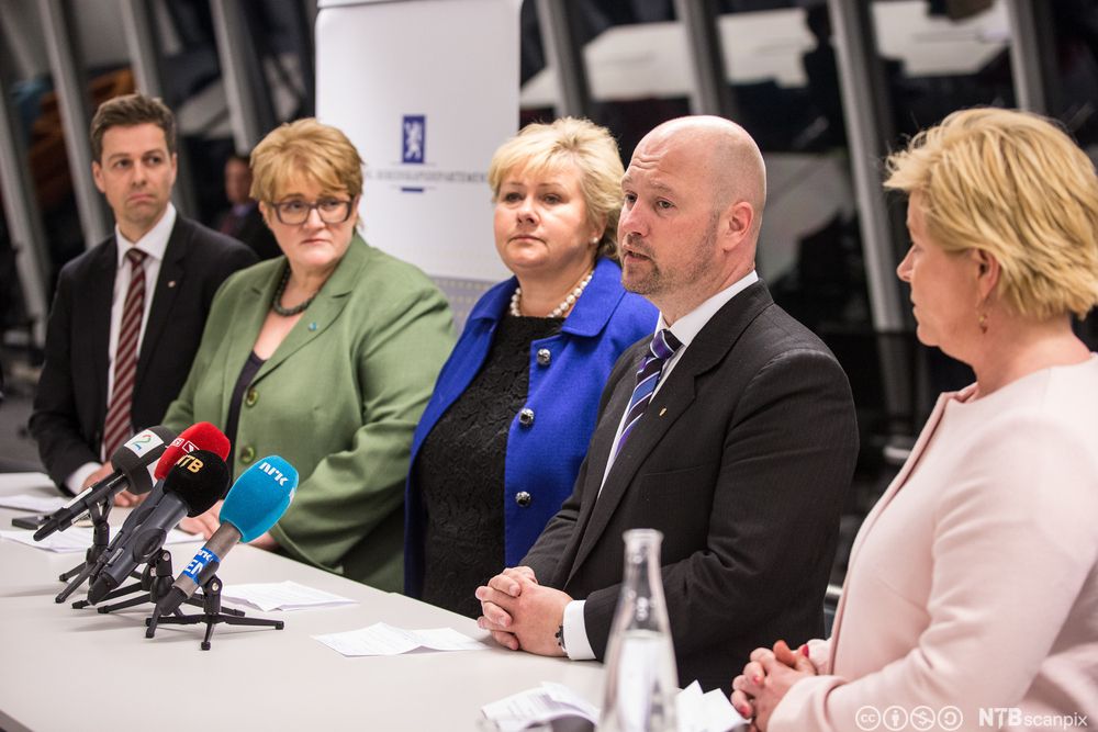 Partileder i KrF Knut Arild Hareide, partileder i Venstre Trine Skei Grande, statsminister og partileder i Høyre Erna Solberg, justisminister Anders Anundsen Frp og partileder i Frp Siv Jensen holder pressekonferanse. Fotografi.