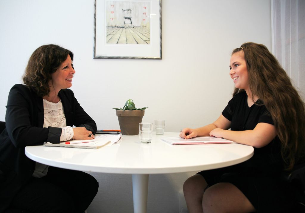 Ung jente tar en personlighetstest. Foto.