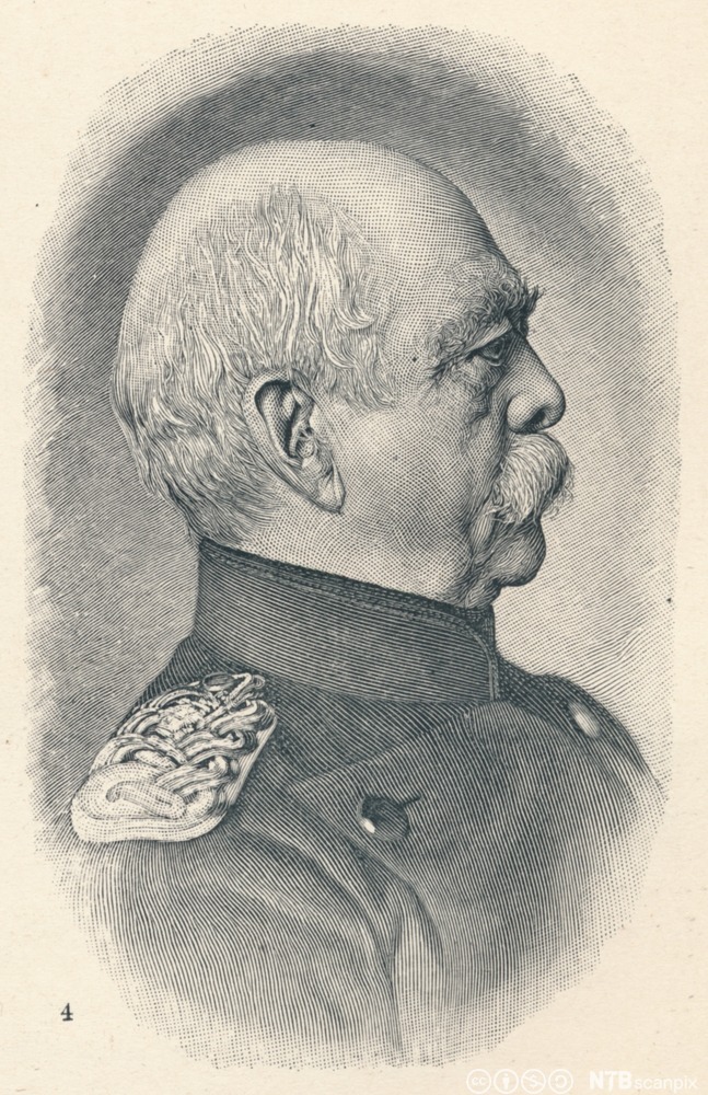 Portrett av Bismarck i profil. Han har uniform med staselige epåletter, er skallet på toppen av hodet, men har tykk bart. Tegning. 
