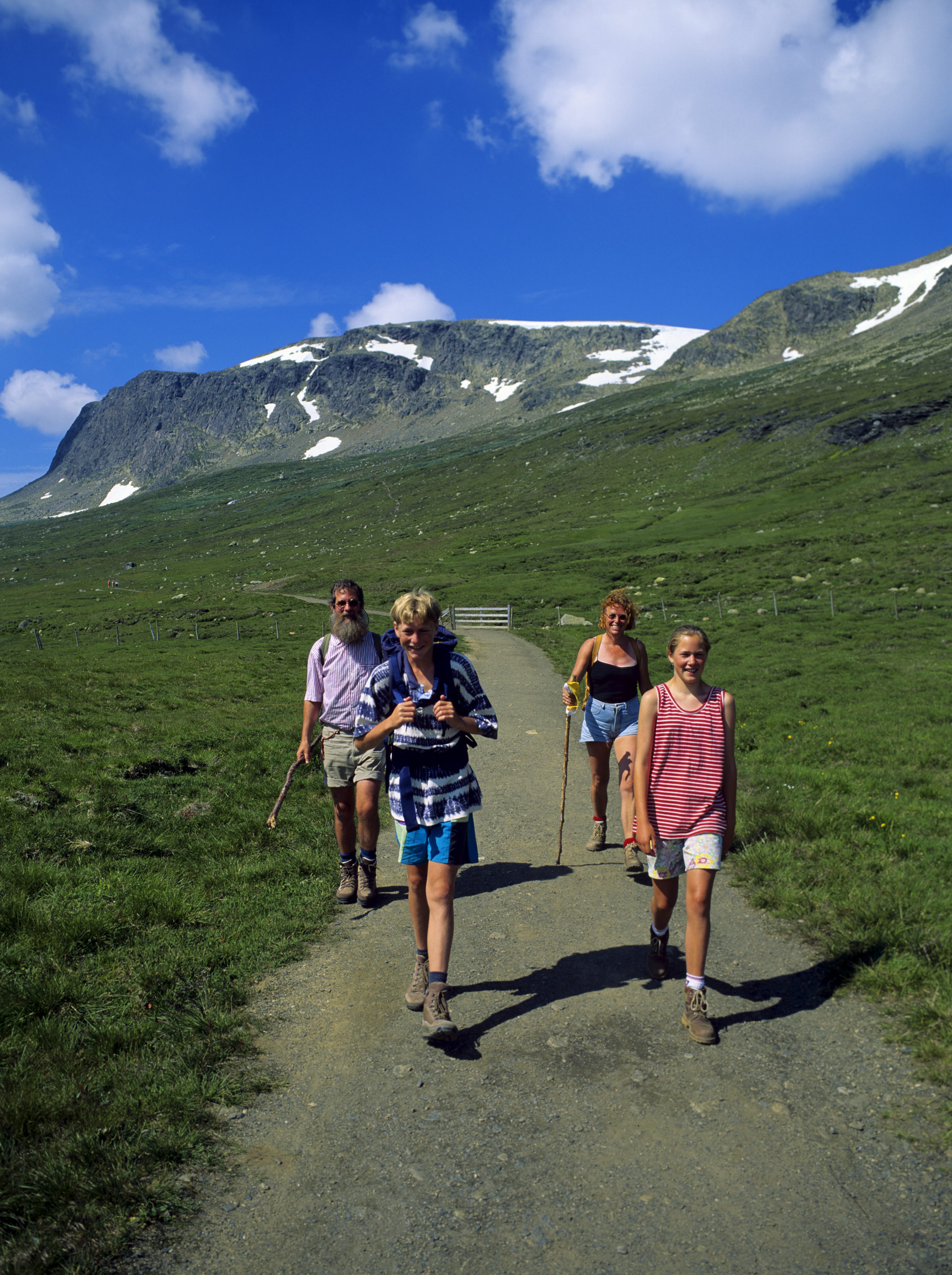 Turister på vandring i fjellet. Foto.
