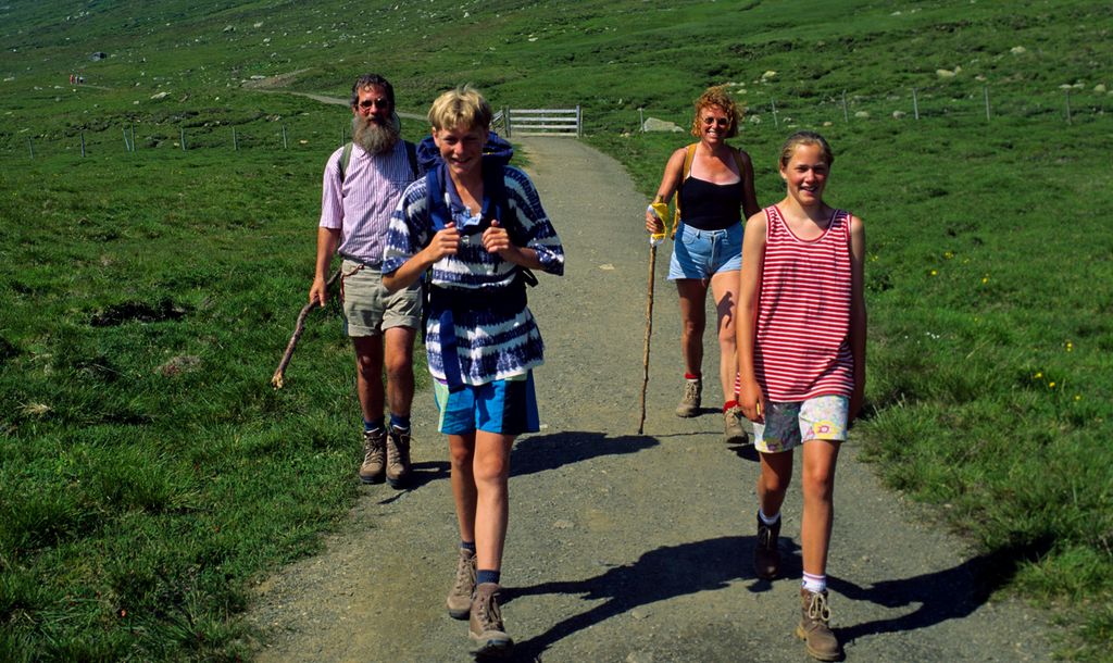 Turister på vandring i fjellet. Foto.