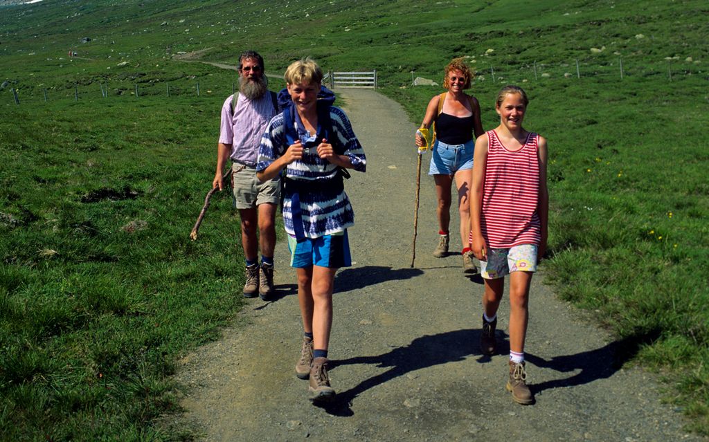Turistar på vandring i fjellet. Foto.