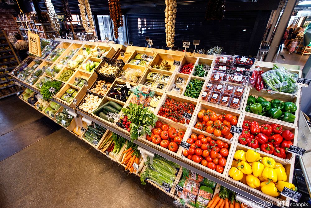 Grønnsaksavdeling i butikk. Foto. 
