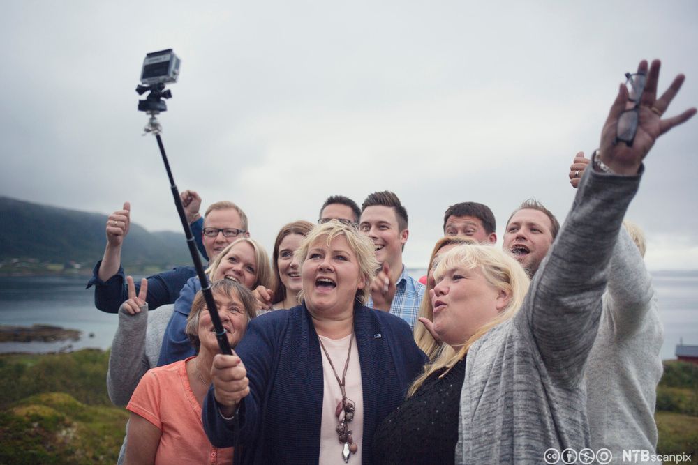 Statsminister Erna Solberg tar selfie samme med høgrefolk i Sortland. Foto.
