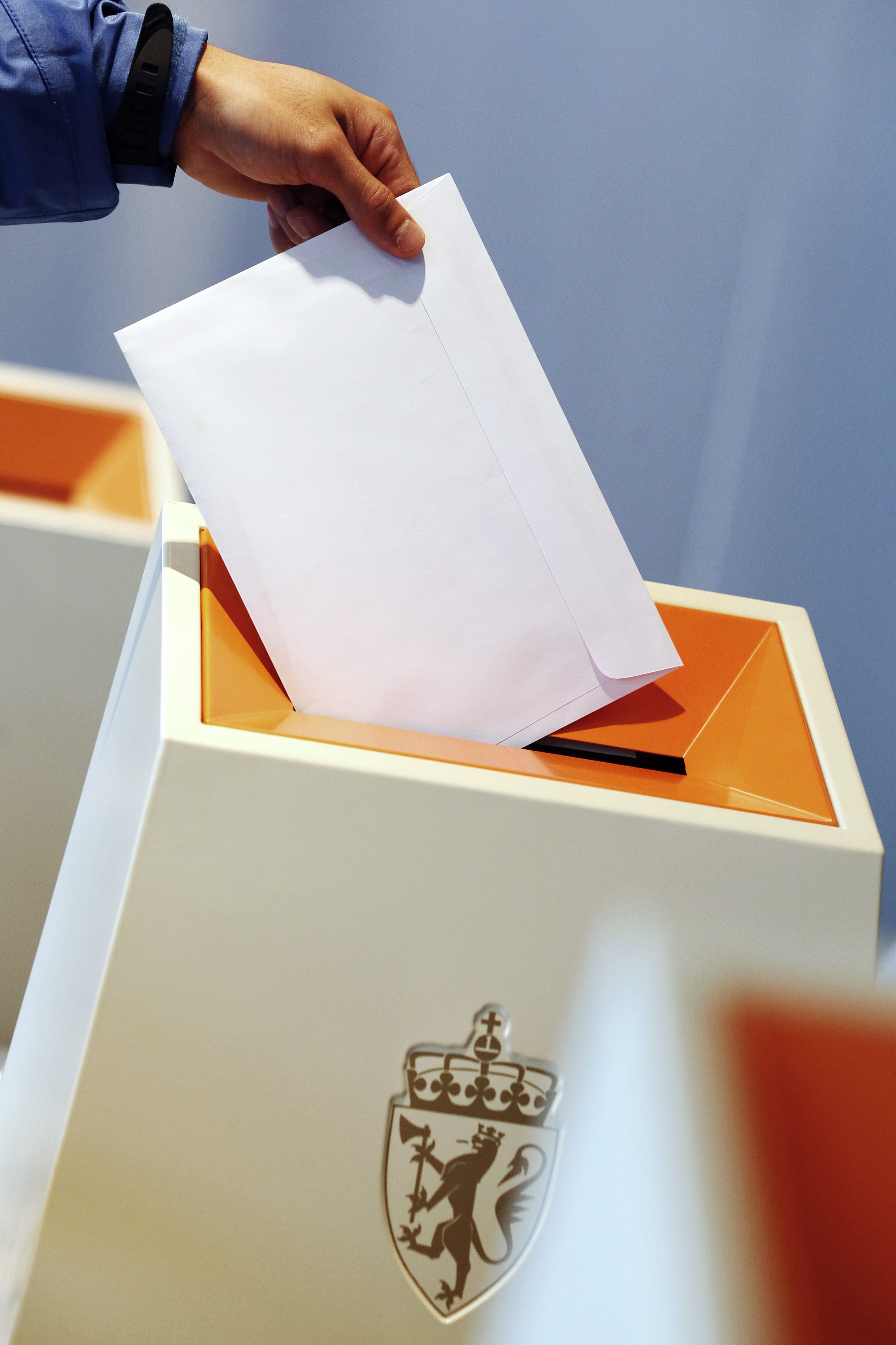 Mann avgir stemme. Foto.