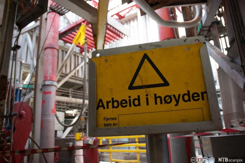 Skilt med teksten "Arbeid i høyden". Foto.