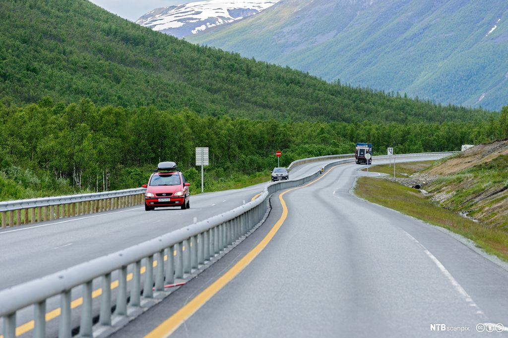 Hovedvei med midtdeler. Foto
