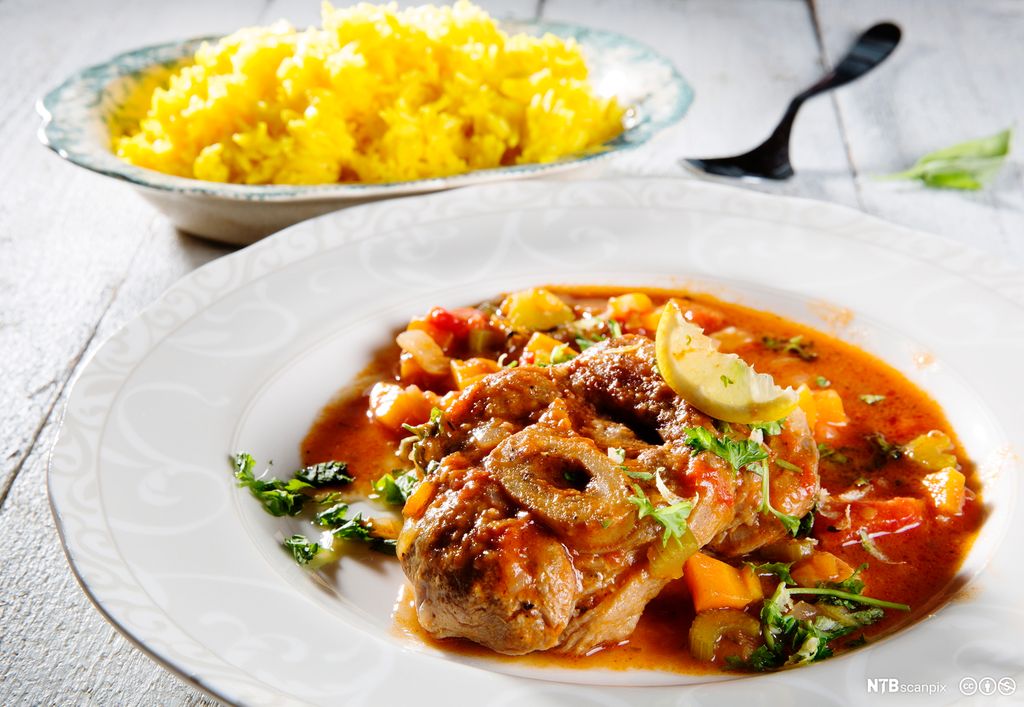 En tallerken med osso buco. Foto.