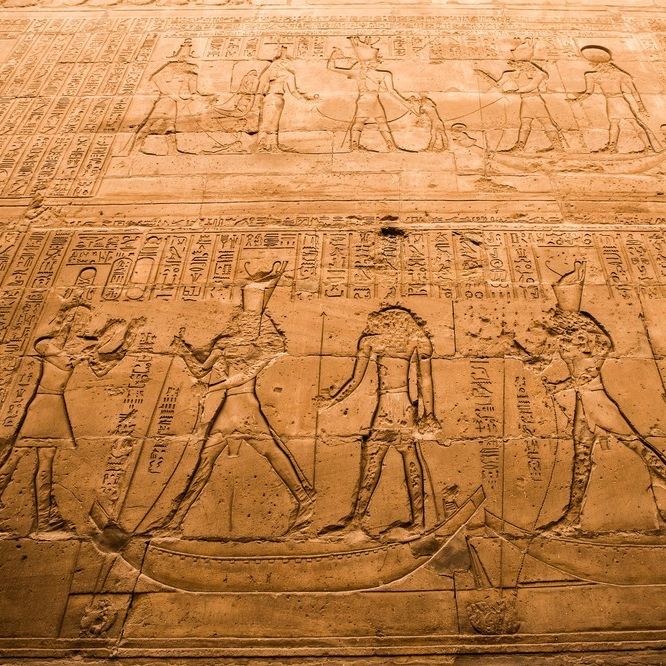 Inngravert utsmykning i egyptisk tempel for guden Horos. Foto.