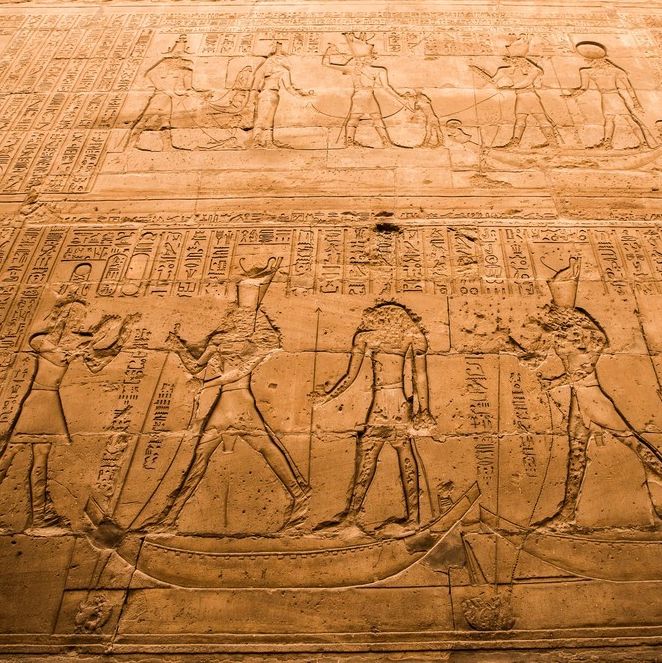 Inngravert utsmykning i egyptisk tempel for guden Horos. Foto.
