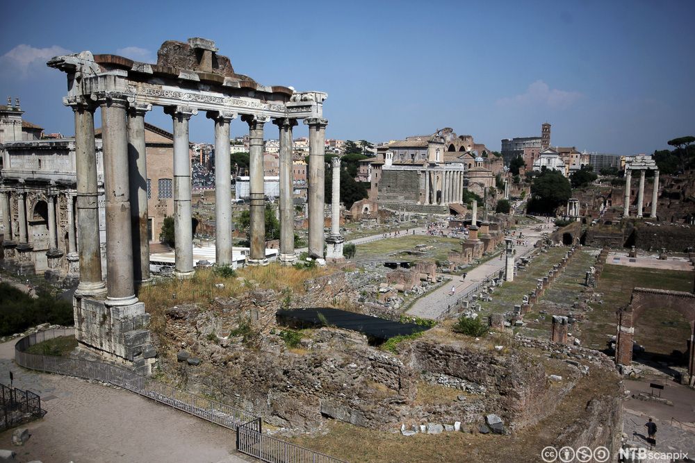 Flere ruiner av store bygg med klassiske søyler. Foto.