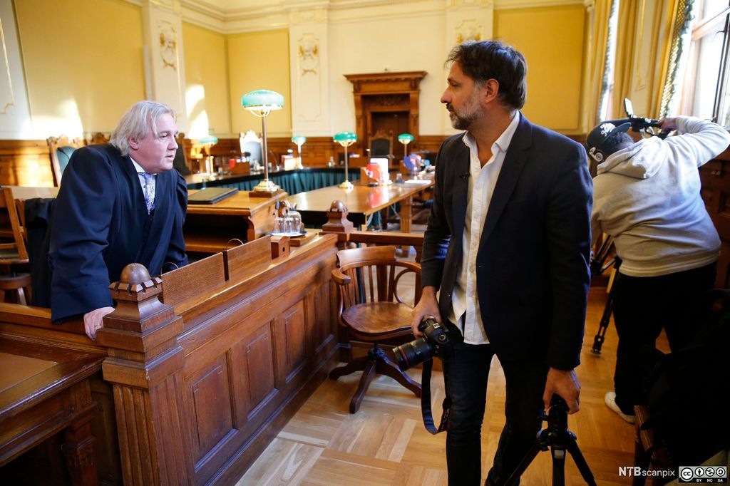 Ulrik Imtiaz Rolfsen i samtale med høyesterettsdommer. Foto.
