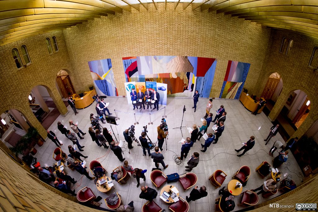 Blå-gul-grønn regjering holder pressekonferanse på Stortinget. Foto.